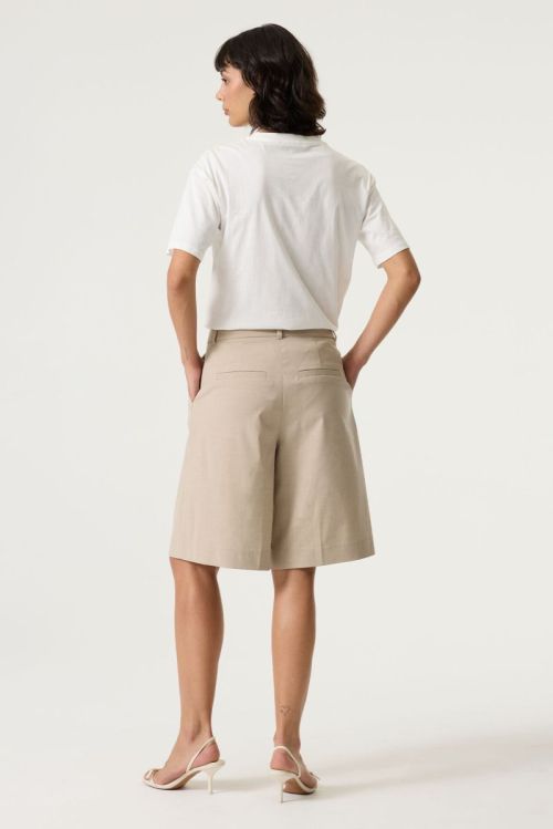 Q260005 53 Off White